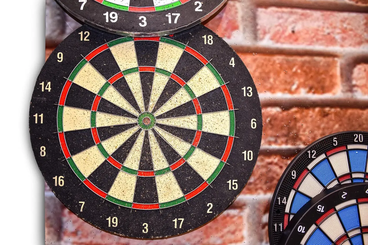 Flere dartskiver på en murstensvæg