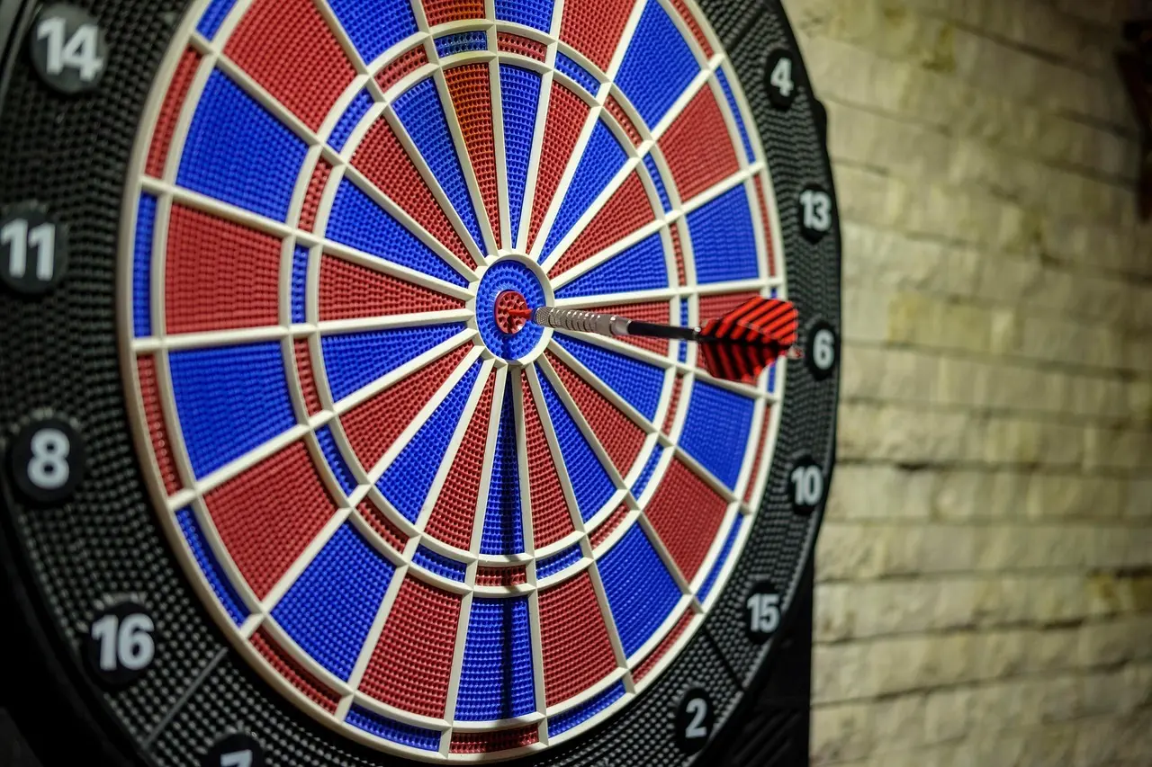 Dartskive med en pil i midten