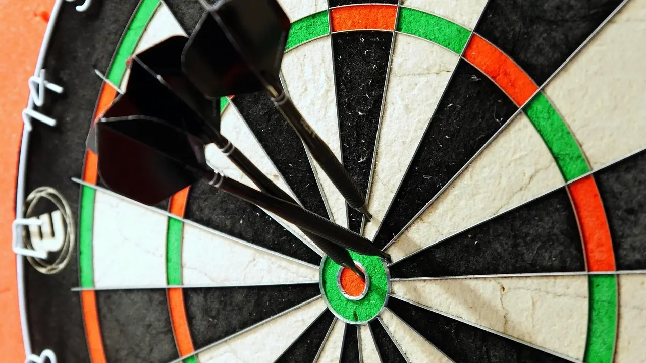 Dartskive med tre pile i midten